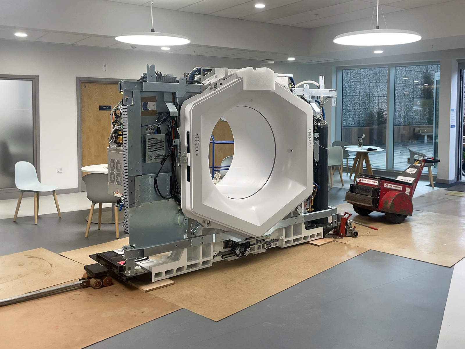 Second state-of-the art radiotherapy machine delivered to Clatterbridge Cancer Centre &ndash; Liverpool thumbnail image