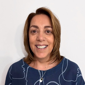 Jo has shoulder length brown hair